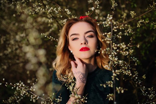 What's the Best Approach to Wearing Wide-Leg Trousers in a Formal Work Setting?